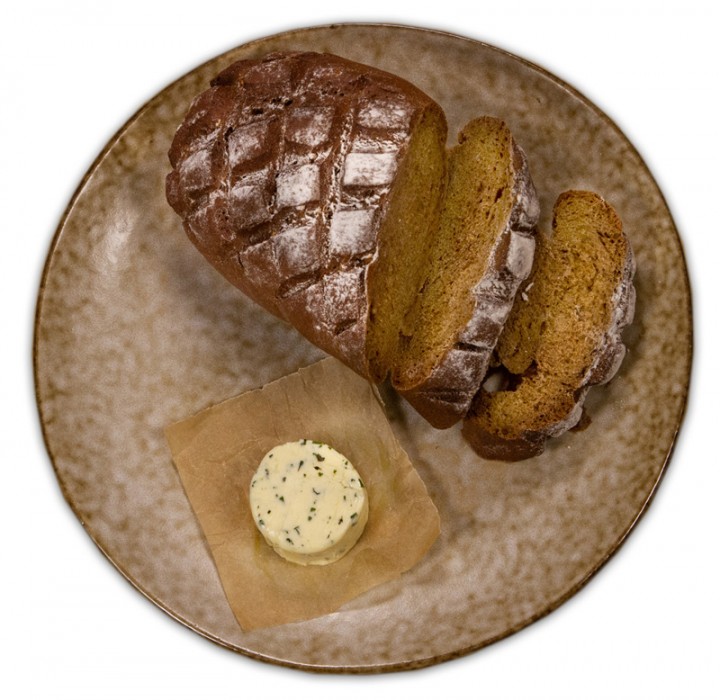 Солодовый хлеб с кориандром и зеленым сливочным маслом 